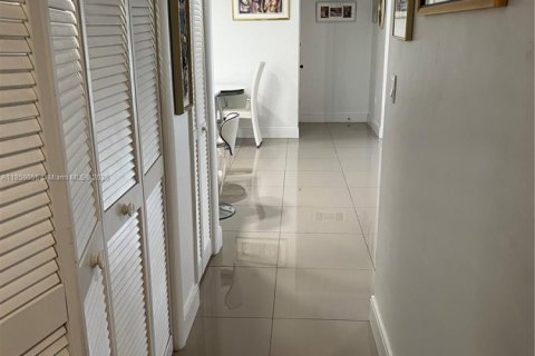 Купить кондоминиум в Майами, Флорида 2 спальни, 109.44м2, № 1888061 - фото 16