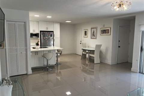 Купить кондоминиум в Майами, Флорида 2 спальни, 109.44м2, № 1888061 - фото 13