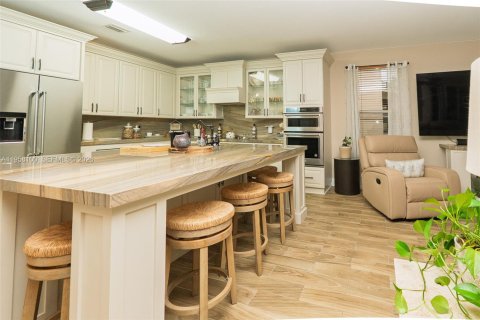 House in Miramar, Florida 6 bedrooms, 296.54 sq.m. № 2045793 - photo 17