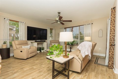 House in Miramar, Florida 6 bedrooms, 296.54 sq.m. № 2045793 - photo 11