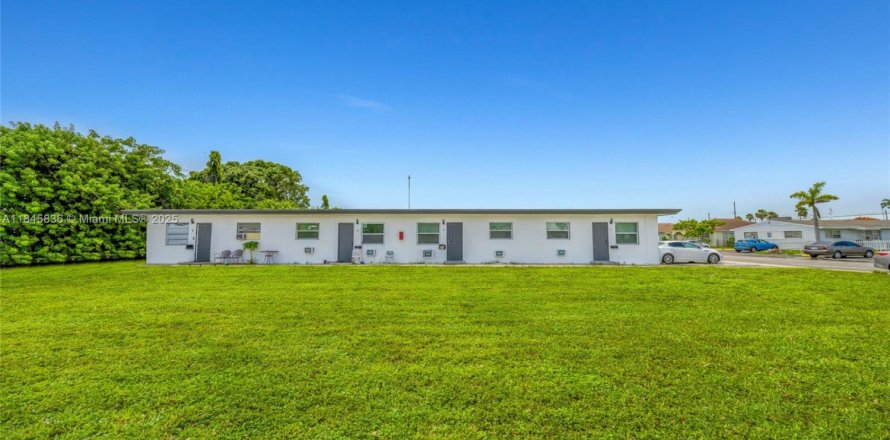 Immobilier commercial à Hallandale Beach, Floride 231.88 m2 № 1961587