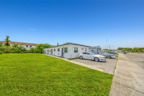 Immobilier commercial à vendre à Hallandale Beach, Floride: 231.88 m2 № 1961587 - photo 2