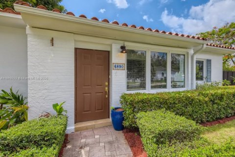 Casa en alquiler en Miami, Florida, 3 dormitorios, 121.79 m2 № 1776388 - foto 3
