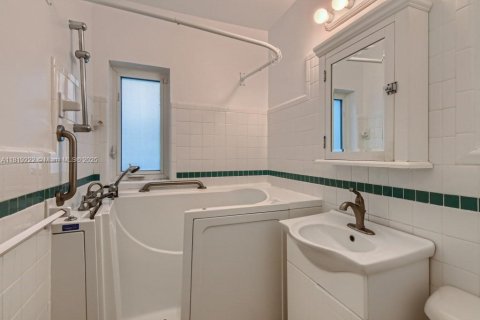 House in Miami, Florida 3 bedrooms, 121.79 sq.m. № 1776388 - photo 18