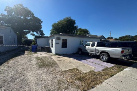 Commercial property in Miami, Florida 127.18 sq.m. № 1971905 - photo 2