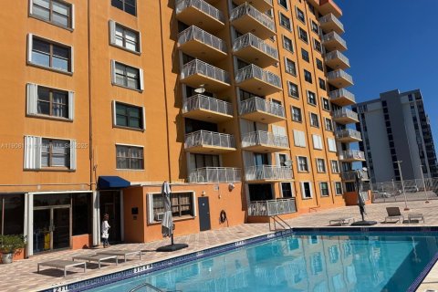 Снять в аренду кондоминиум в Норт-Майами, Флорида 2 спальни, 110.55м2, № 1964572 - фото 1