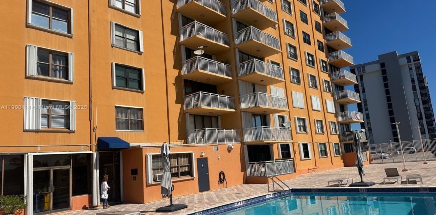 Кондоминиум с 2 спальнями в Норт-Майами, Флорида № 1964572