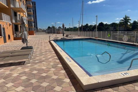 Снять в аренду кондоминиум в Норт-Майами, Флорида 2 спальни, 110.55м2, № 1964572 - фото 2