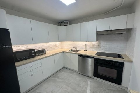 Снять в аренду кондоминиум в Норт-Майами, Флорида 2 спальни, 110.55м2, № 1964572 - фото 3