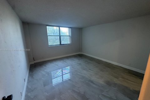 Снять в аренду кондоминиум в Норт-Майами, Флорида 2 спальни, 110.55м2, № 1964572 - фото 6