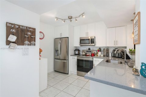 Condo à Miami, Floride, 3 chambres  № 2439377