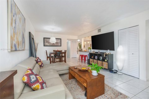 Copropriété à louer à Miami, Floride: 3 chambres, 104.05 m2 № 2439377 - photo 11