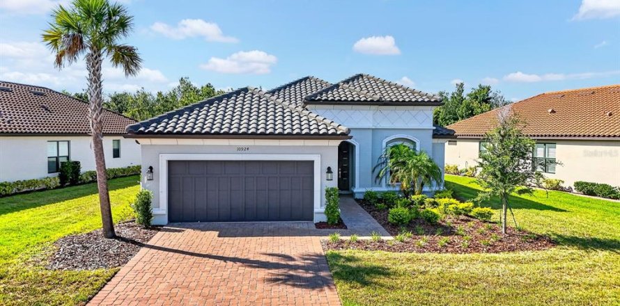 House in Palmetto, Florida 3 bedrooms, 194.91 sq.m. № 2137753