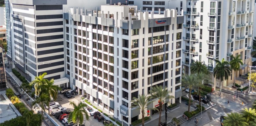 Commercial property in Miami, Florida № 1731146