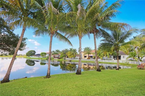 House in Miramar, Florida 5 bedrooms, 307.04 sq.m. № 1892794 - photo 8