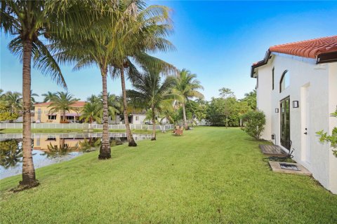 House in Miramar, Florida 5 bedrooms, 307.04 sq.m. № 1892794 - photo 9