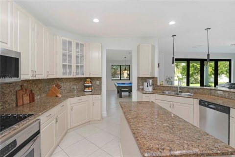 House in Miramar, Florida 5 bedrooms, 307.04 sq.m. № 1892794 - photo 14