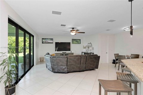 House in Miramar, Florida 5 bedrooms, 307.04 sq.m. № 1892794 - photo 23