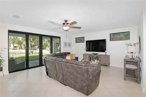 House in Miramar, Florida 5 bedrooms, 307.04 sq.m. № 1892794 - photo 24