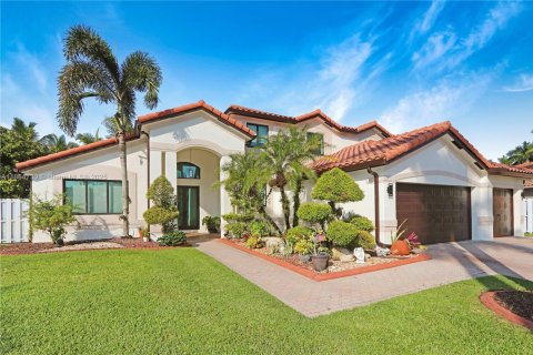 House in Miramar, Florida 5 bedrooms, 307.04 sq.m. № 1892794 - photo 1