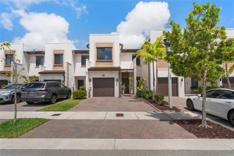 Touwnhouse à vendre à Miami, Floride: 3 chambres, 158.31 m2 № 1642405 - photo 1
