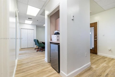 Immobilier commercial à vendre à Fort Lauderdale, Floride № 2008116 - photo 10