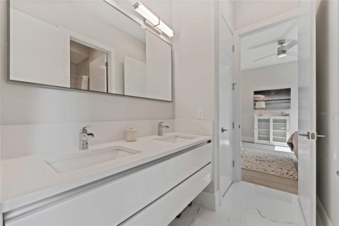 House in Orlando, Florida 6 bedrooms, 617.15 sq.m. № 2229948 - photo 23