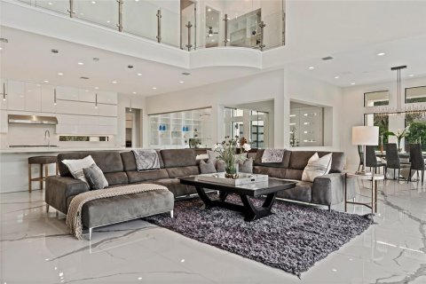 House in Orlando, Florida 6 bedrooms, 617.15 sq.m. № 2229948 - photo 10