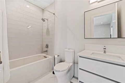 House in Orlando, Florida 6 bedrooms, 617.15 sq.m. № 2229948 - photo 27