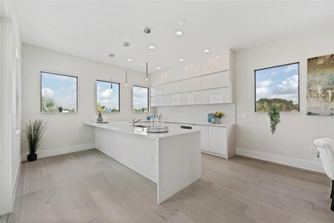 House in Orlando, Florida 6 bedrooms, 617.15 sq.m. № 2229948 - photo 18