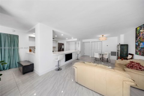 Condominio en venta en Miami Beach, Florida, 2 dormitorios, 104.24 m2 № 2034950 - foto 12