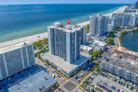 Condominio en venta en Miami Beach, Florida, 2 dormitorios, 104.24 m2 № 2034950 - foto 2