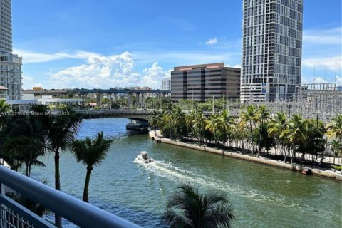 Apartamento en alquiler en Miami, Florida, 59.36 m2 № 1978163 - foto 1