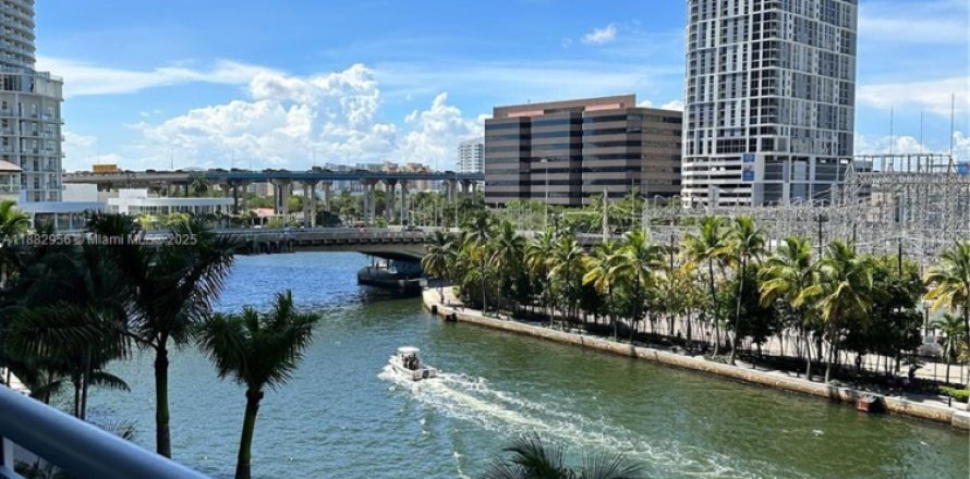 Estudio en Miami, Florida № 1978163