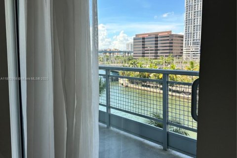 Apartamento en alquiler en Miami, Florida, 59.36 m2 № 1978163 - foto 4