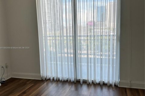Apartamento en alquiler en Miami, Florida, 59.36 m2 № 1978163 - foto 3
