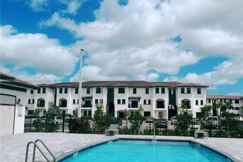 Townhouse in Miami, Florida 3 bedrooms, 138.05 sq.m. № 1888888 - photo 25