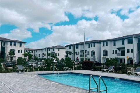 Townhouse in Miami, Florida 3 bedrooms, 138.05 sq.m. № 1888888 - photo 24