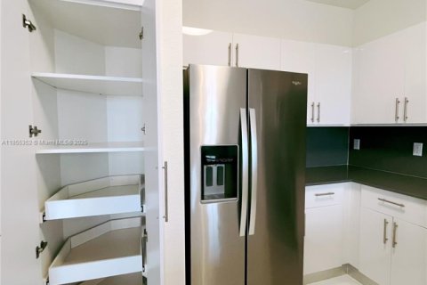 Townhouse in Miami, Florida 3 bedrooms, 138.05 sq.m. № 1888888 - photo 5