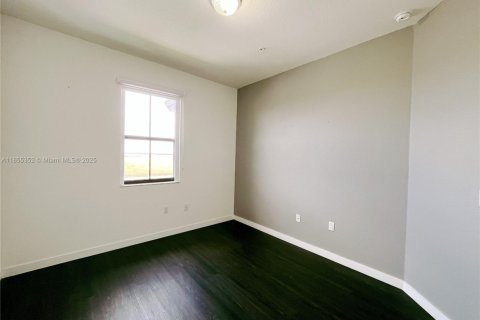 Townhouse in Miami, Florida 3 bedrooms, 138.05 sq.m. № 1888888 - photo 11
