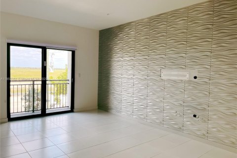 Townhouse in Miami, Florida 3 bedrooms, 138.05 sq.m. № 1888888 - photo 18