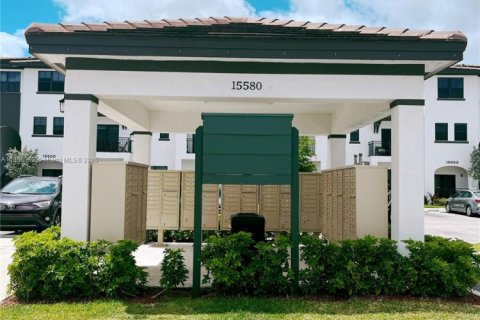 Townhouse in Miami, Florida 3 bedrooms, 138.05 sq.m. № 1888888 - photo 22