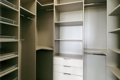Townhouse in Miami, Florida 3 bedrooms, 138.05 sq.m. № 1888888 - photo 12