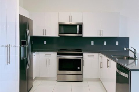 Townhouse in Miami, Florida 3 bedrooms, 138.05 sq.m. № 1888888 - photo 3