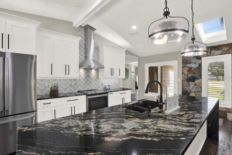 Casa en venta en Weeki Wachee, Florida, 4 dormitorios, 281.87 m2 № 2226132 - foto 17