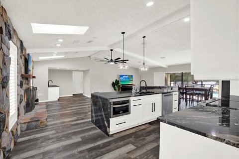 Casa en venta en Weeki Wachee, Florida, 4 dormitorios, 281.87 m2 № 2226132 - foto 14