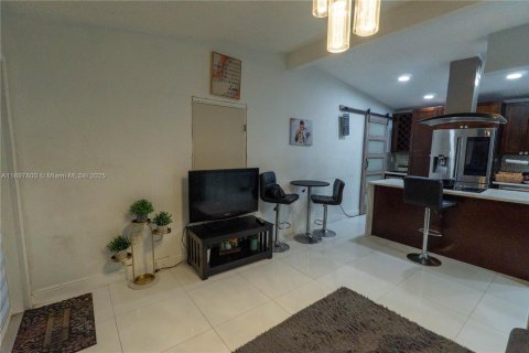 House in West Park, Florida 3 bedrooms, 102.19 sq.m. № 2015764 - photo 6