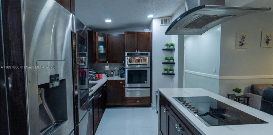 House in West Park, Florida 3 bedrooms, 102.19 sq.m. № 2015764