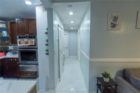 House in West Park, Florida 3 bedrooms, 102.19 sq.m. № 2015764 - photo 7