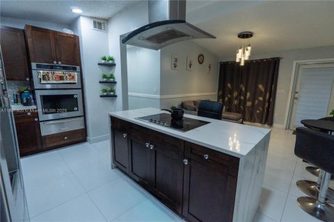 House in West Park, Florida 3 bedrooms, 102.19 sq.m. № 2015764 - photo 2